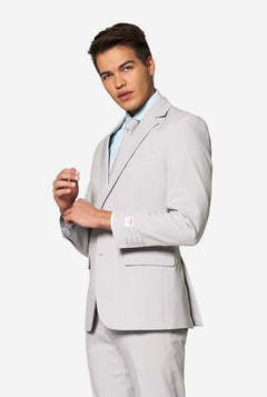 Effen lichtgrijs herenpak in Groovy Grey, gedragen door een man. Afbeelding van het bovenlichaam.