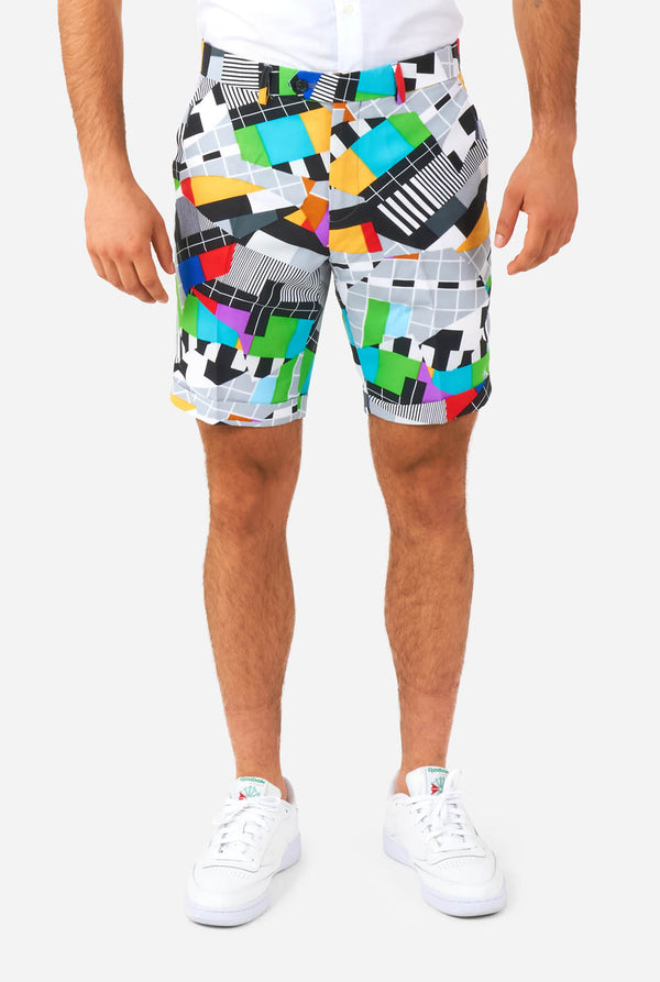 Man draagt zomerpak met testbeeld print, broek close up