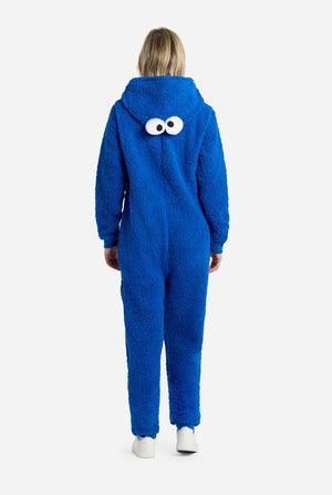 Vrouw draagt rode pluche Cookie Monster onesie voor volwassenen, beeld van de achterkant