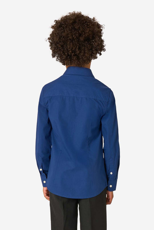 Jongen draagt blauw overhemd en zwarte broek, zicht vanaf de achterkant