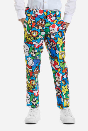 Afbeelding van kind dat een Super Mario all over print pak draagt, bestaande uit blazer, broek en stropdas. Hoofdkleur is blauw, maar er is ook geel, rood en wit.