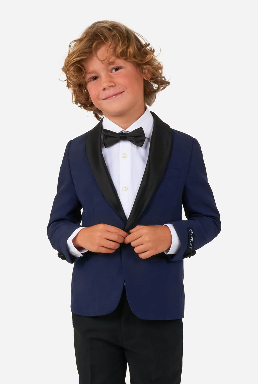 Jongen draagt blauw met zwarte smoking