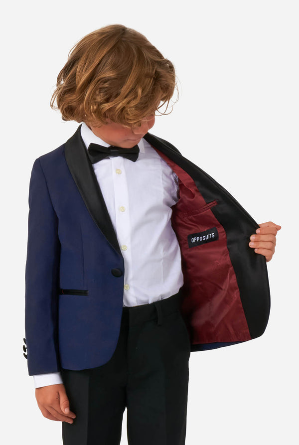 Jongen draagt blauw met zwarte smoking
