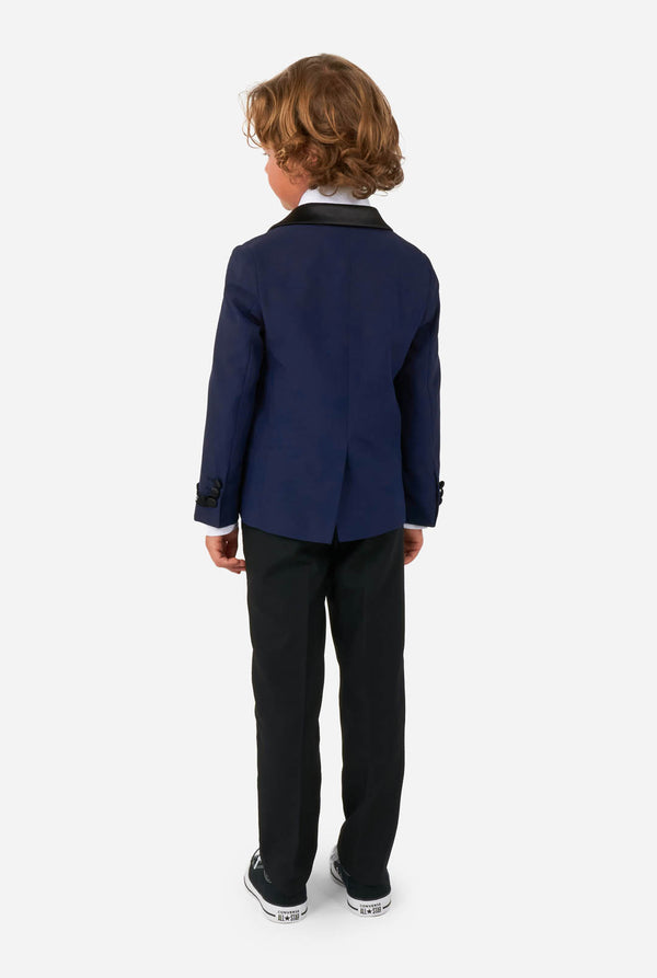 Jongen draagt blauw met zwarte smoking
