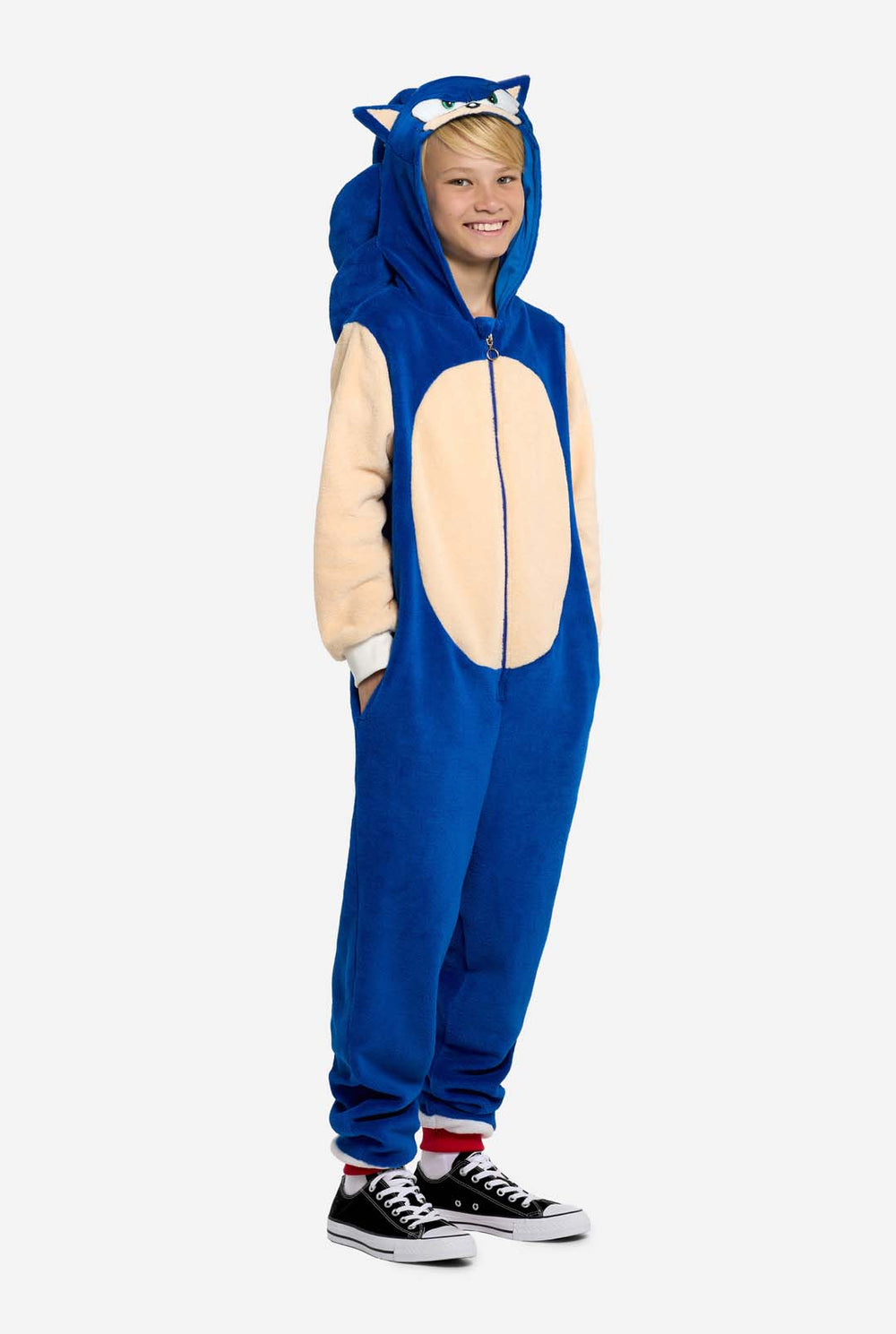 Jongen draagt ​​blauwe Sonic the Hedgehog kinder onesie