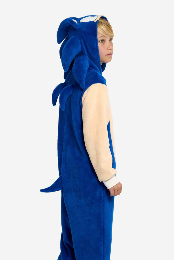 Jongen in blauwe Sonic the Hedgehog kinderonesie