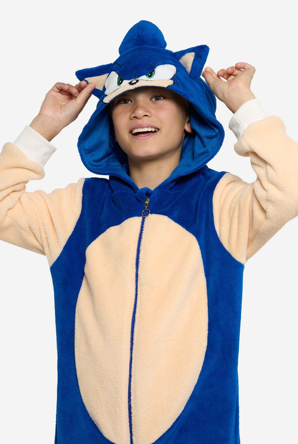 Jongen in blauwe Sonic the Hedgehog kinderonesie