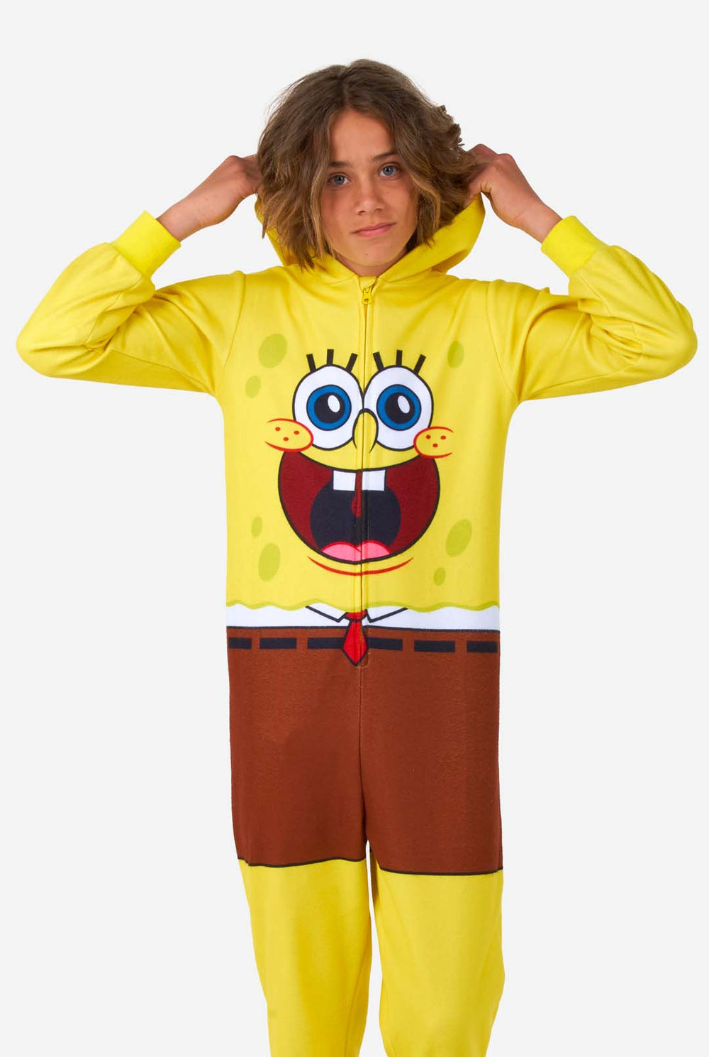 Kind draagt ​​Spongebob onesie