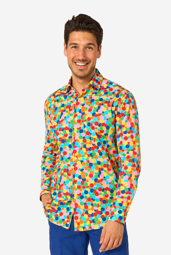 Man met een kleurrijk polka dot confetti-shirt op een witte achtergrond