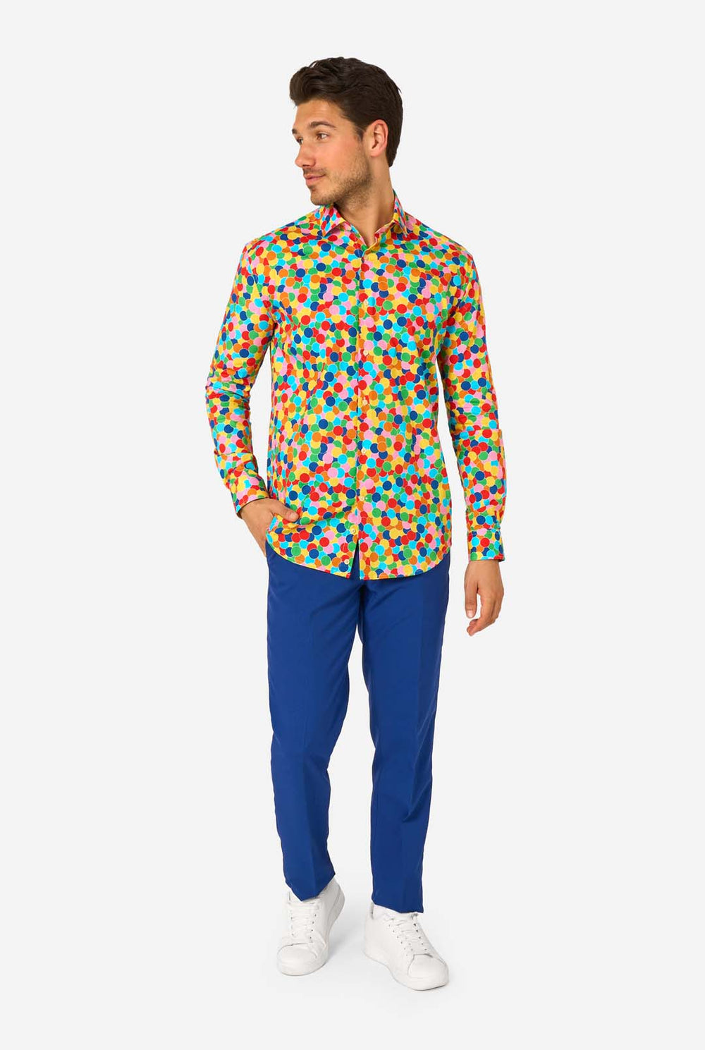 Man met een kleurrijk polka dot confetti-shirt op een witte achtergrond