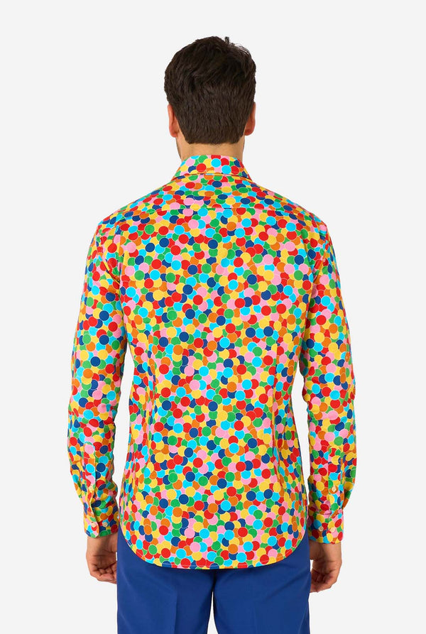 Man met een kleurrijk polka dot confetti-shirt op een witte achtergrond. Zicht vanaf de achterkant