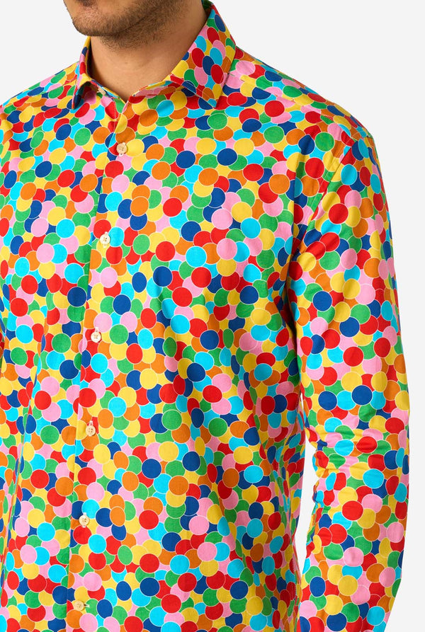 Man met een kleurrijk polka dot confetti-shirt op een witte achtergrond. Close up van de borst