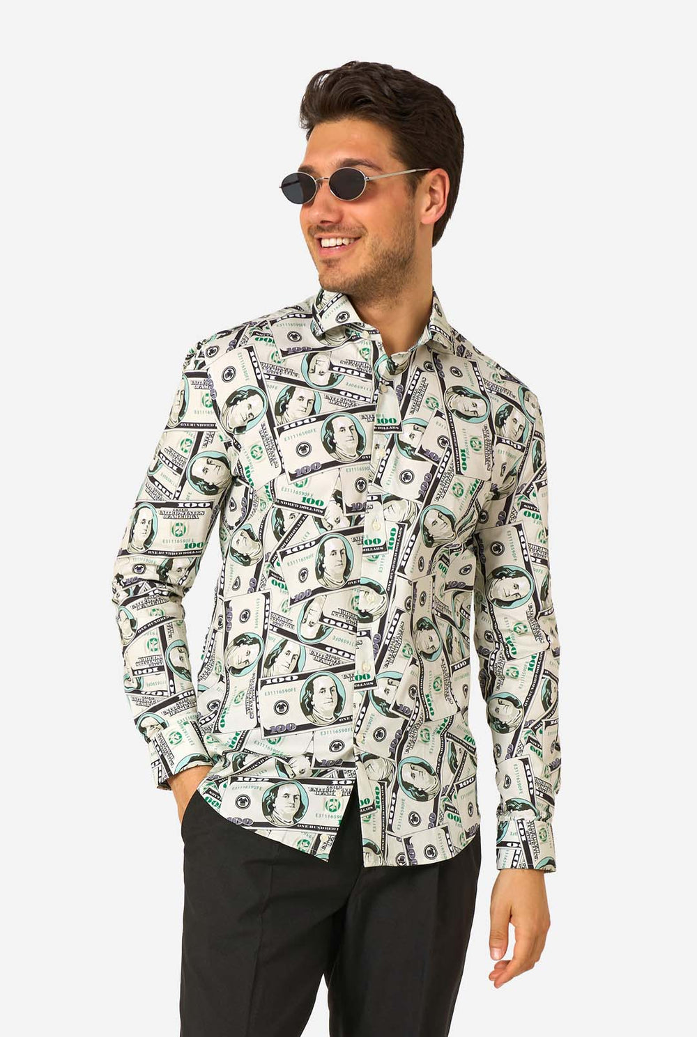 Man met een shirt met een dollarbiljetafdruk op een witte achtergrond