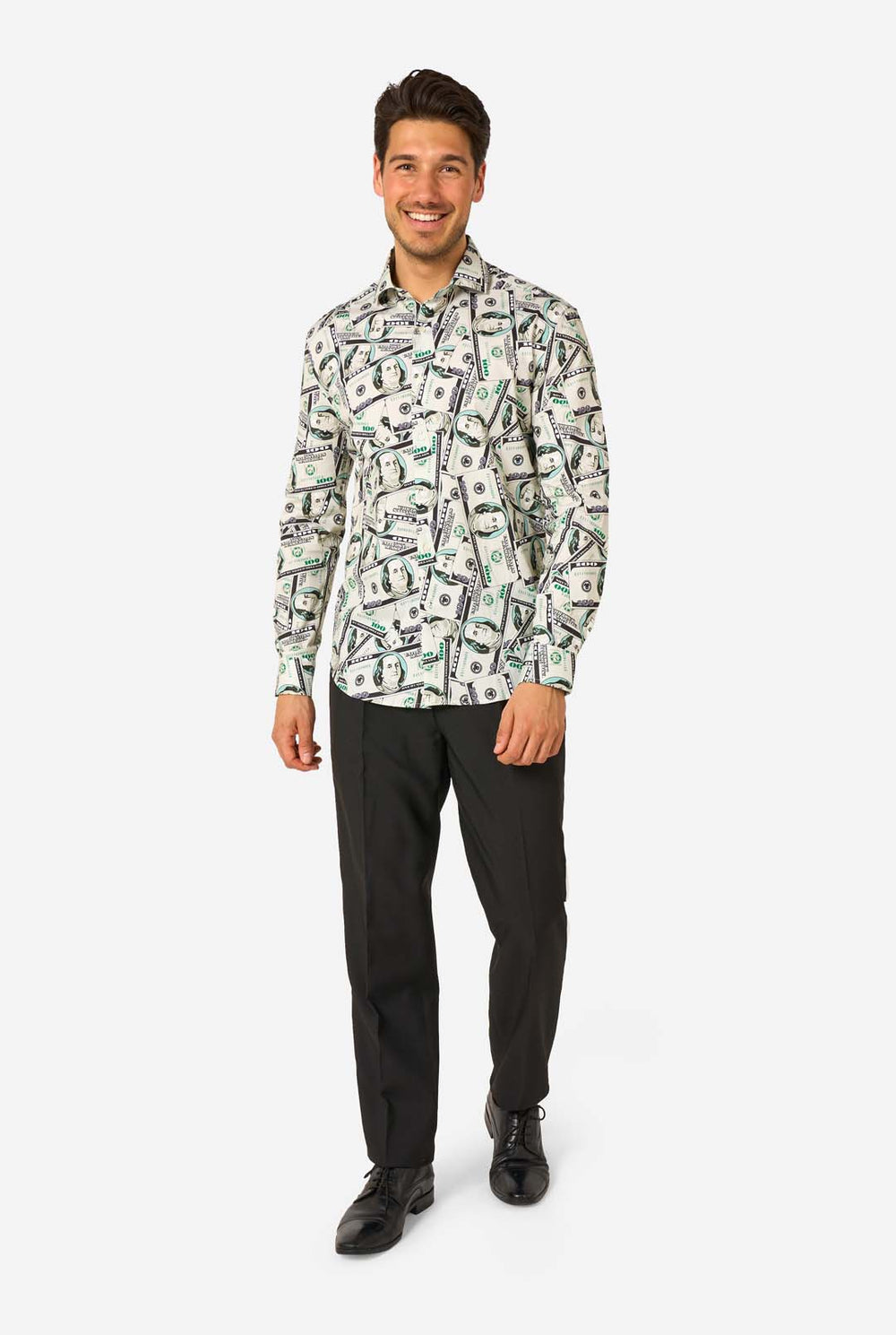 Man met een shirt met een dollarbiljetafdruk op een witte achtergrond