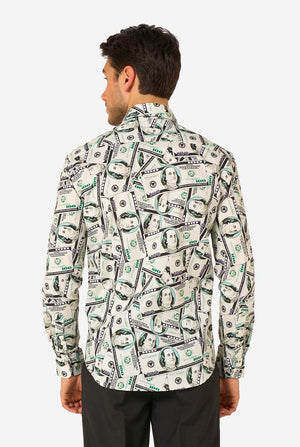 Man met een shirt met een dollarbiljetafdruk op een witte achtergrond. Zicht vanaf de achterkant