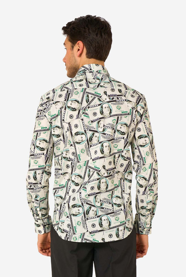 Man met een shirt met een dollarbiljetafdruk op een witte achtergrond. Zicht vanaf de achterkant