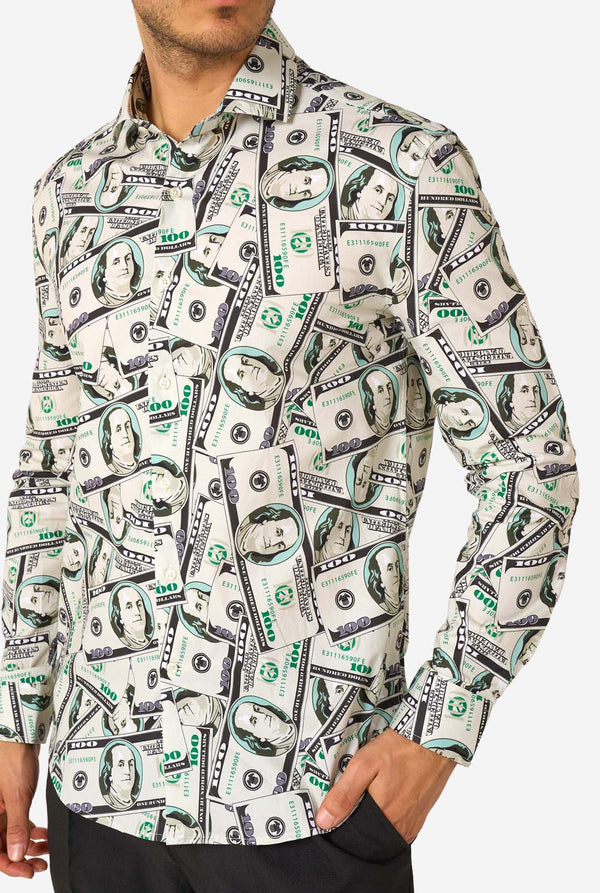 Man met een shirt met een dollarbiljetafdruk op een witte achtergrond. Close up van de borst