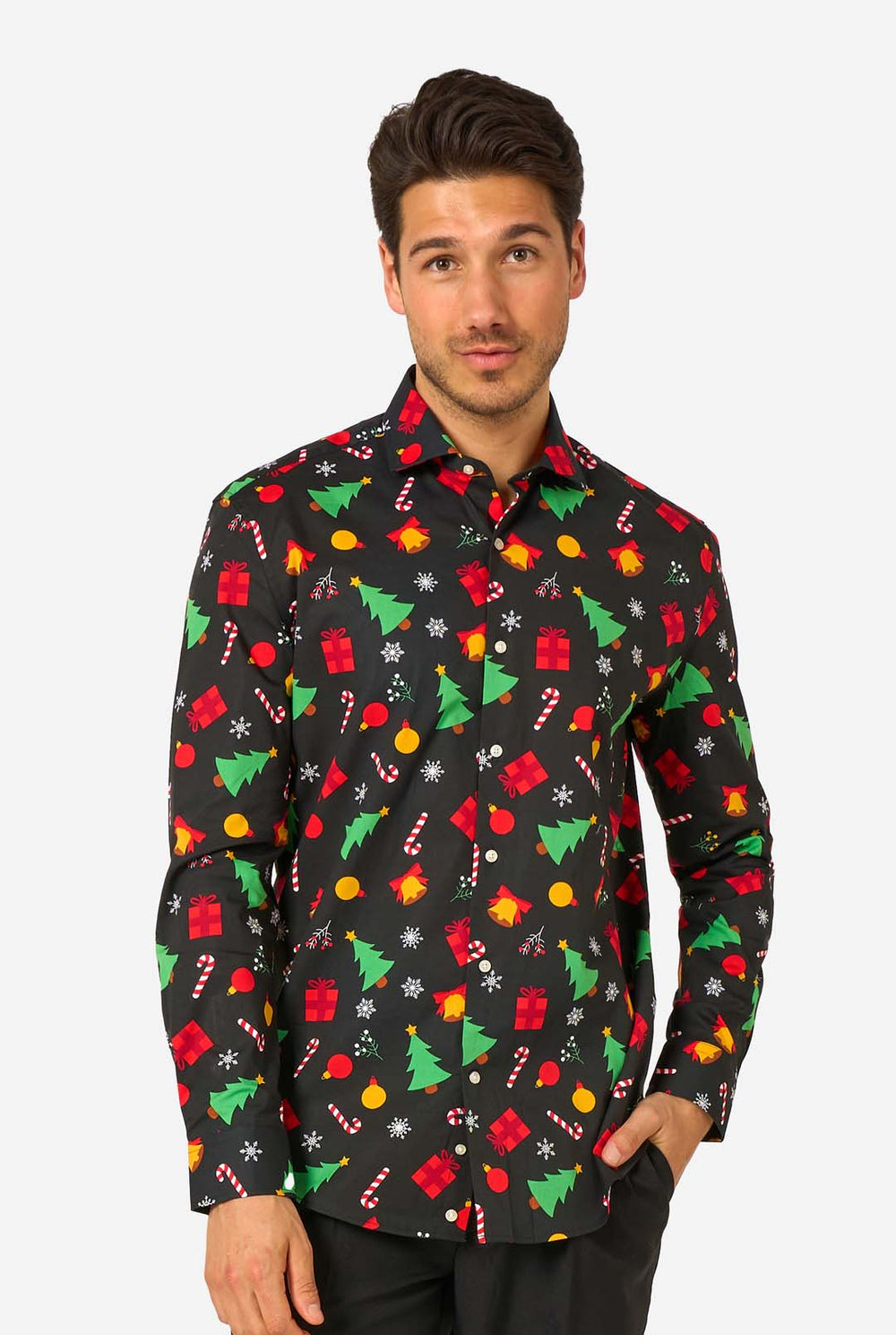 Man met een zwart overhemd met feestelijk patroon en kleurrijke kerstmotieven op een witte achtergrond