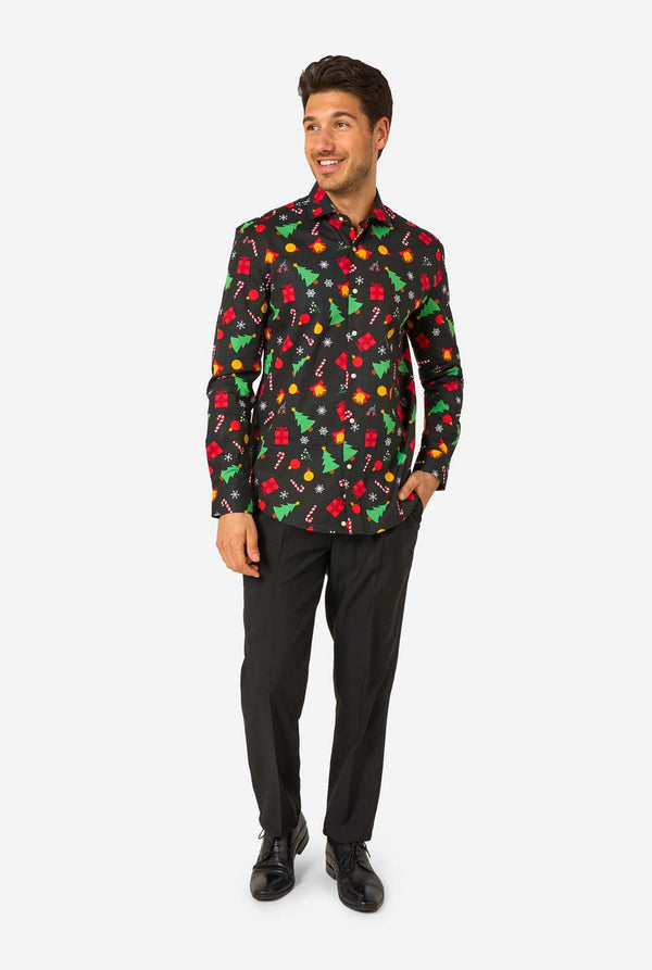 Man met een zwart overhemd met feestelijk patroon en kleurrijke kerstmotieven op een witte achtergrond. Volledig lichaam