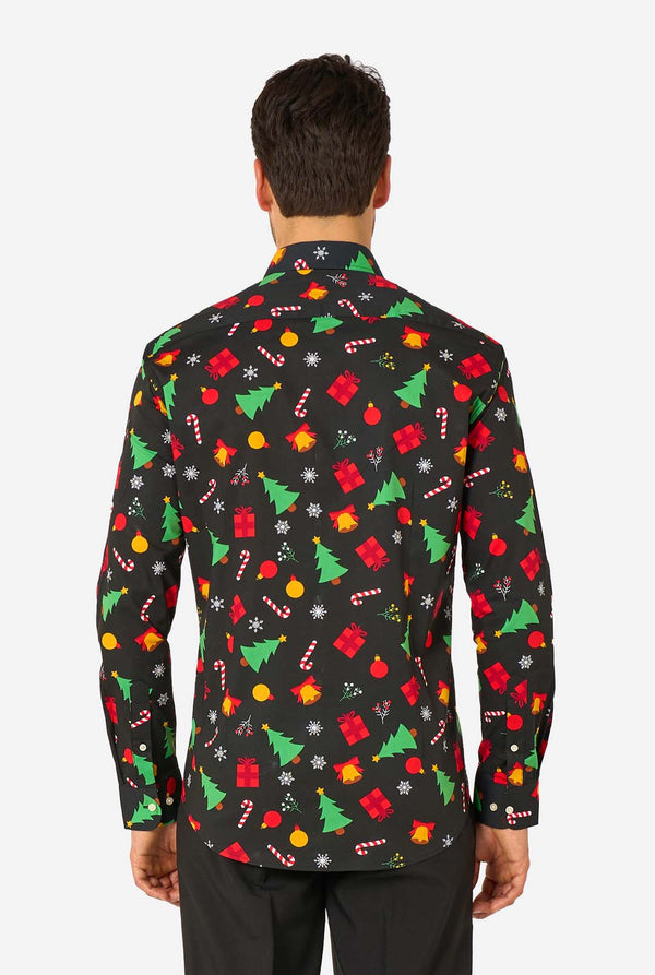 Man met een zwart overhemd met feestelijk patroon en kleurrijke kerstmotieven op een witte achtergrond. Zicht vanaf de achterkant