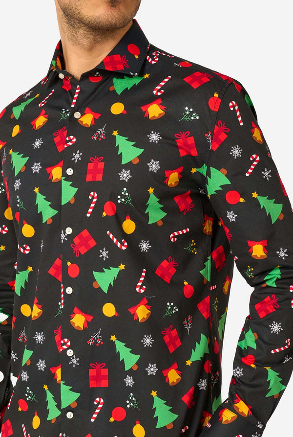 Man met een zwart overhemd met feestelijk patroon en kleurrijke kerstmotieven op een witte achtergrond. Close up van de borst