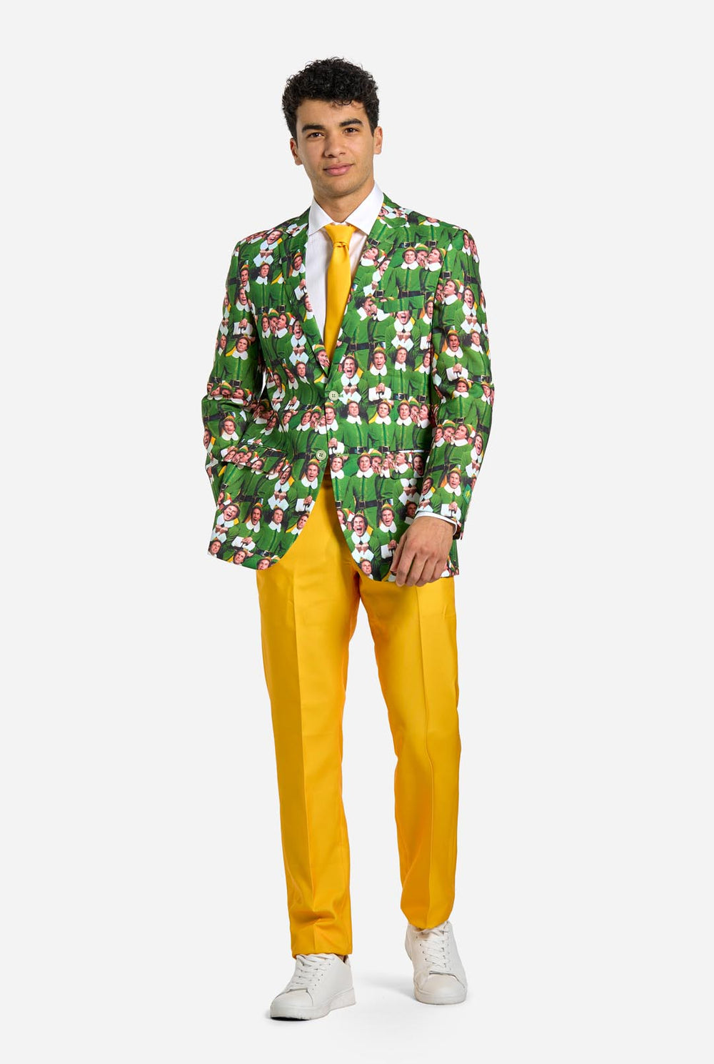 Man met kerstpak voor heren met het karakter ELF op het jasje en de gele broek.