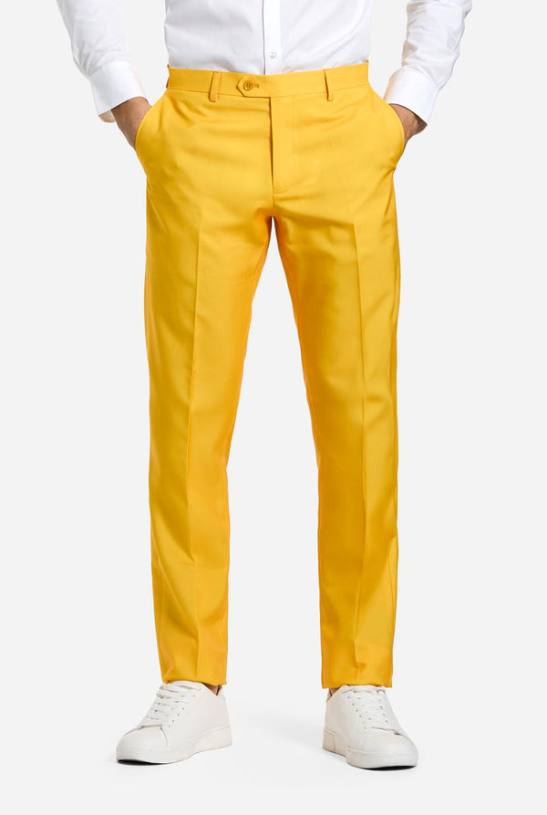 Man met kerstpak voor heren met het karakter ELF op het jasje en de gele broek, close-up van de broek