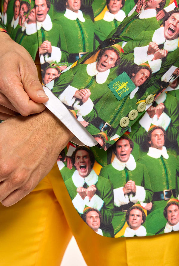 Man met kerstpak voor heren met het karakter ELF op het jasje en de gele broek, close-up