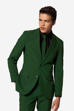 Stijlvolle man in een OppoSuits Glorious Green slim fit pak met een zwart overhemd en bijpassende groene stropdas – moderne formele herenkleding.