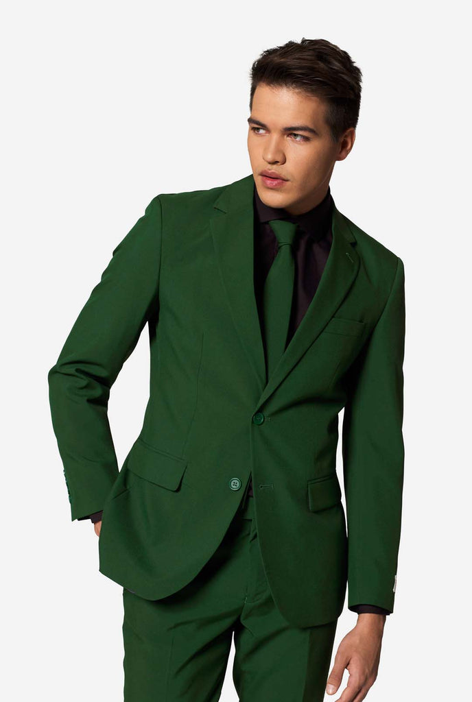 Stijlvolle man in een OppoSuits Glorious Green slim fit pak met een zwart overhemd en bijpassende groene stropdas – moderne formele herenkleding.