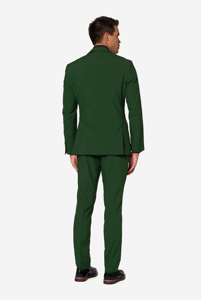 Achteraanzicht van een OppoSuits Glorious Green herenpak met een getailleerde pasvorm – eigentijds groen pak voor bruiloften en evenementen.