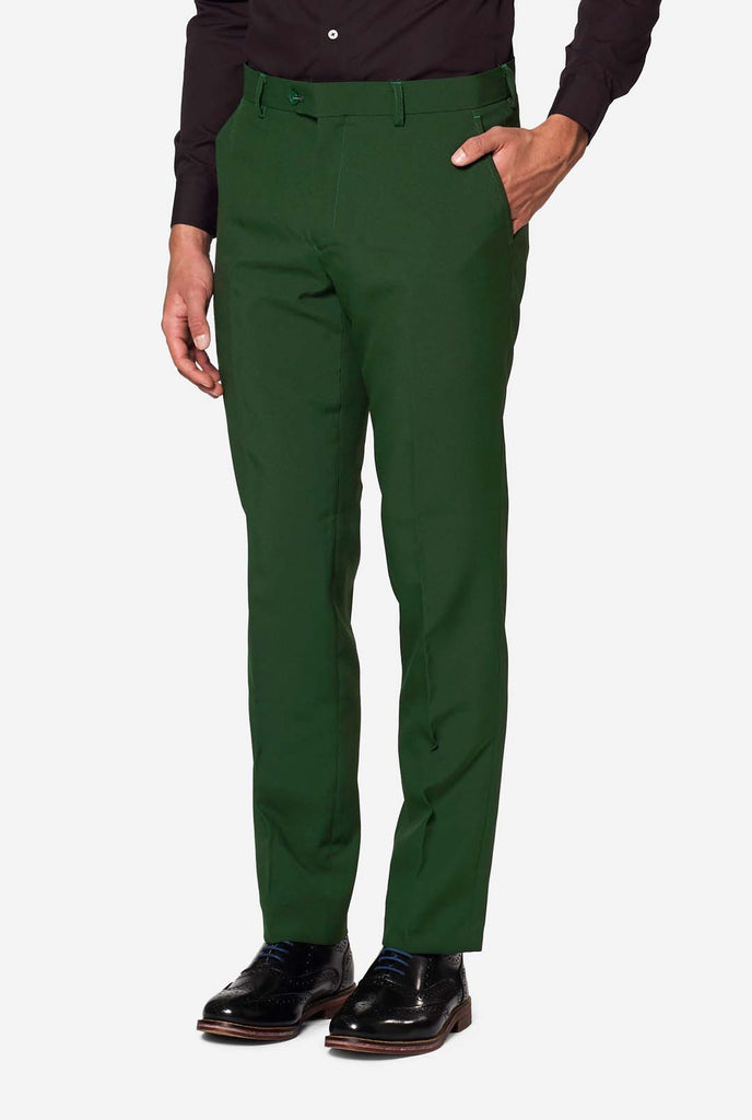 Close-up van een groene pantalon van OppoSuits met een klassiek zwart overhemd en nette schoenen – modieuze slim fit pantalon voor heren.