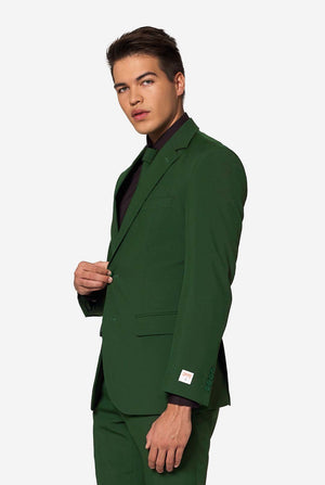 Profiel van een man die een OppoSuits Glorious Green blazer dichtknoopt met zichtbaar OPPO-label: een opvallend en stijlvol groen pak voor heren.