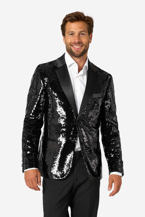 Man draagt ​​een zwart paillettenblazer met een satijnen revers.