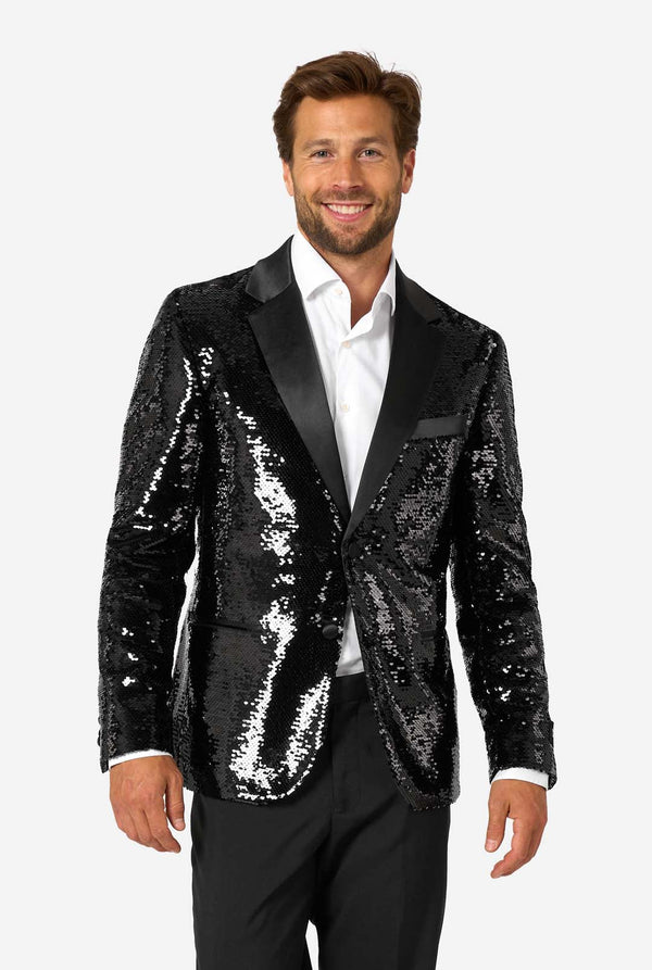Man draagt ​​een zwart paillettenblazer met een satijnen revers.