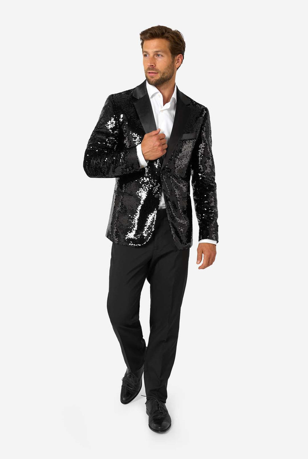 Man draagt ​​een zwart paillettenblazer met een satijnen revers.