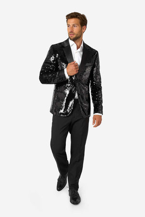 Man draagt ​​een zwart paillettenblazer met een satijnen revers.