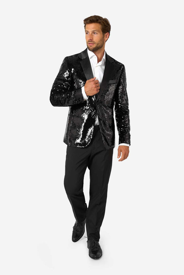 Man draagt ​​een zwart paillettenblazer met een satijnen revers.