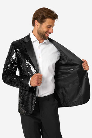 Man draagt ​​een zwart paillettenblazer met een satijnen revers.