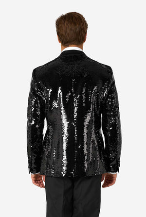 Man draagt ​​een zwart paillettenblazer met een satijnen revers.