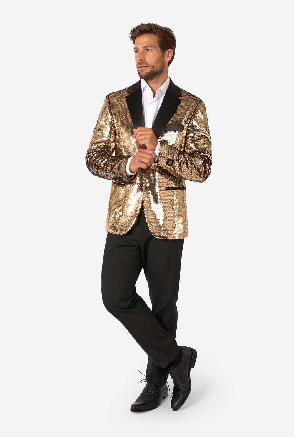 Man draagt ​​een glanzend gouden pailletten blazer met zwarte satijnen revers.