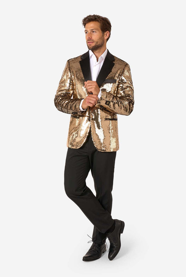 Man draagt ​​een glanzend gouden pailletten blazer met zwarte satijnen revers.