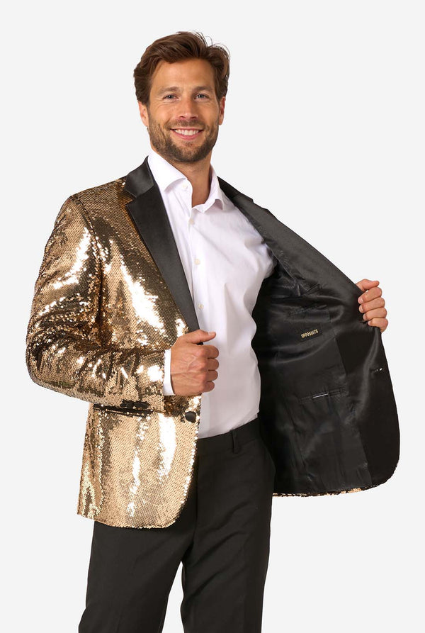 Man draagt ​​een glanzend gouden pailletten blazer met zwarte satijnen revers.