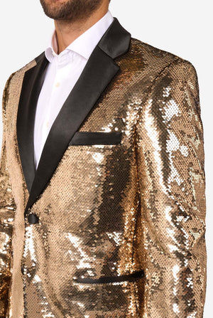 Man draagt ​​een glanzend gouden pailletten blazer met zwarte satijnen revers.