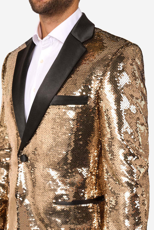 Man draagt ​​een glanzend gouden pailletten blazer met zwarte satijnen revers.