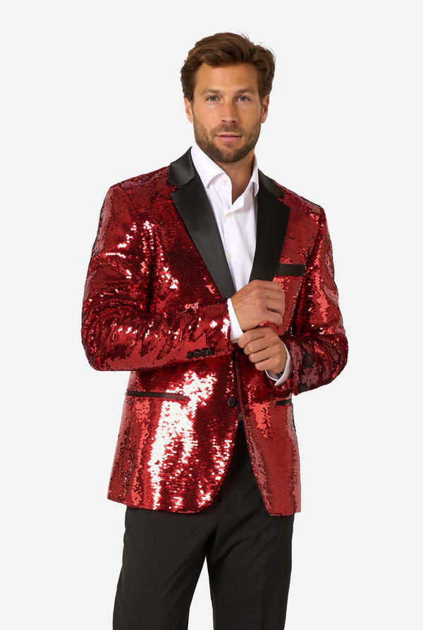 Man draagt een glimmend rode paillettenblazer  met zwarte revers.