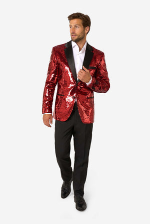 Man draagt een glimmend rode paillettenblazer met zwarte revers.