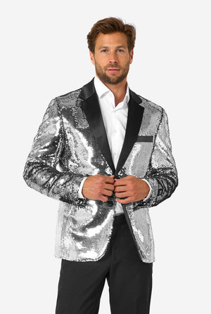 Man draagt ​​een zilveren paillettenblazer met zwarte satijnen revers.