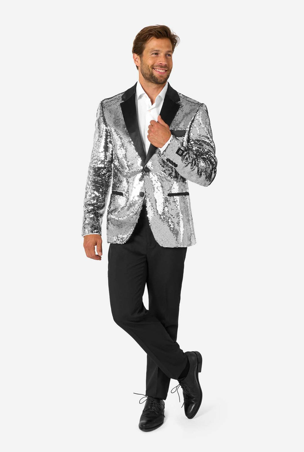 Man draagt ​​een zilveren paillettenblazer met zwarte satijnen revers.