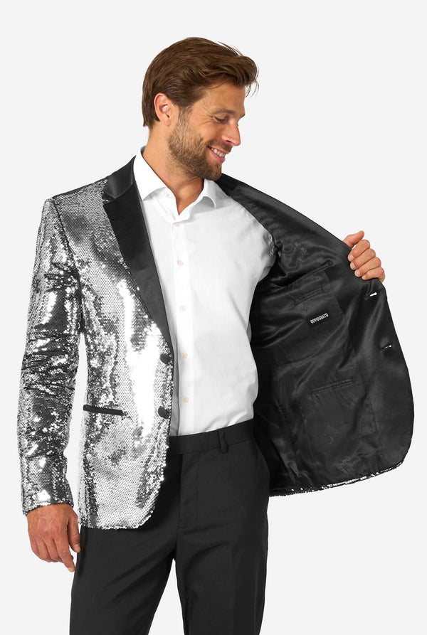Man draagt ​​een zilveren paillettenblazer met zwarte satijnen revers